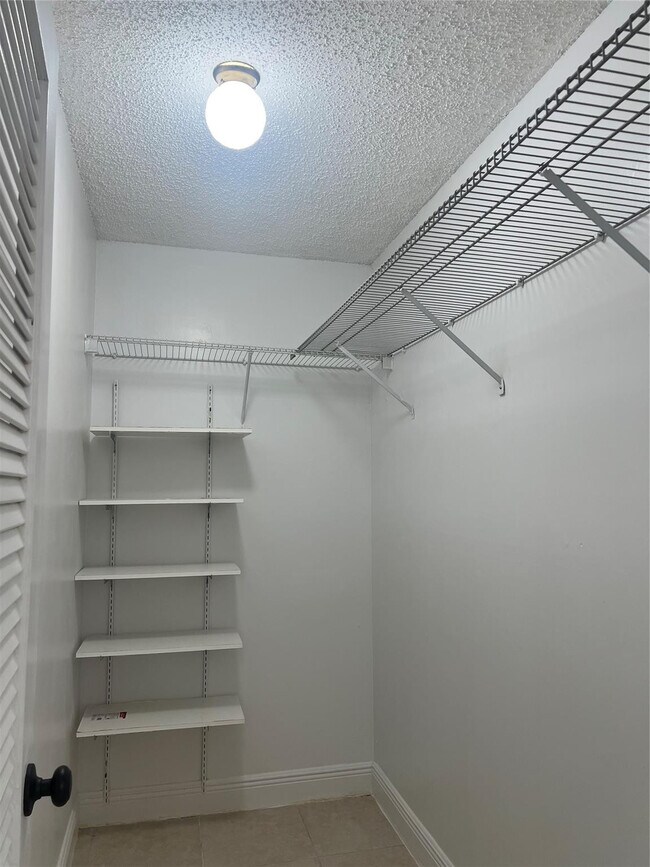 Building Photo - 785 Burgundy St