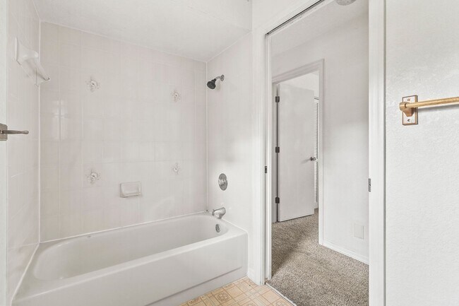 Building Photo - Annual ** 4 Bed / 3 Bath Single Family Hom...