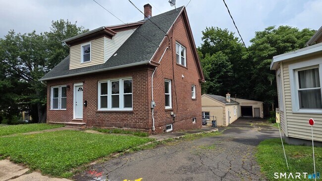 Building Photo - 782 Center St
