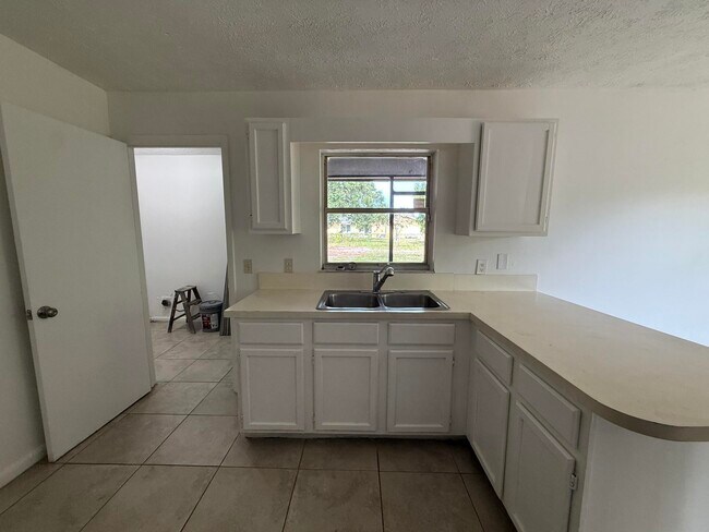 Building Photo - 2564 Navajo Ave