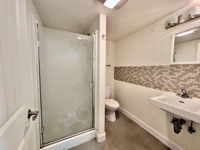 Building Photo - Darling 2 Bed 1 Bath 1940's Cottage Near Multnomah Village is a Must See!