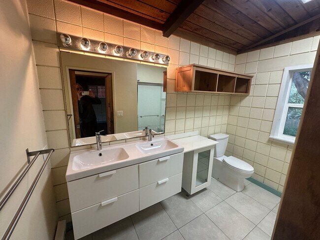 Building Photo - Stunning Encinitas Apartment with Panoramic Views