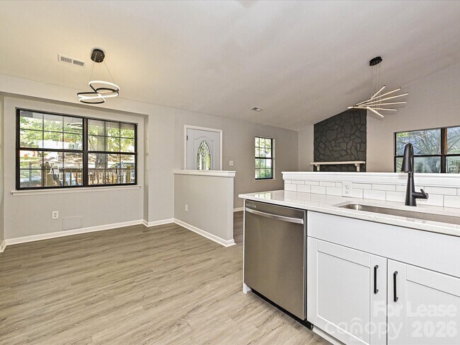 Building Photo - 633 Pennwood Ln