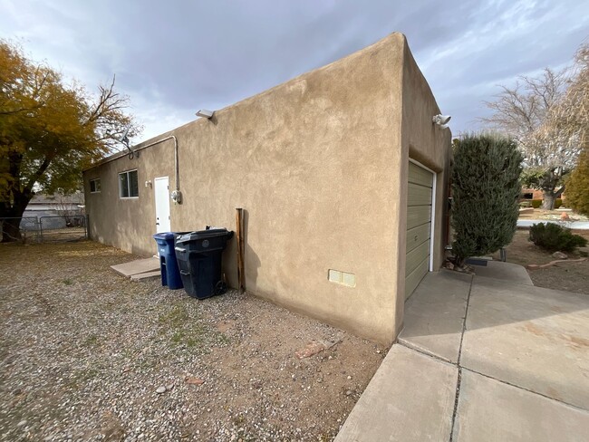 Building Photo - 3 Bedroom Single Story Home Available Near...