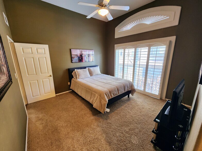 Building Photo - 5240 Premiere Hls Dr