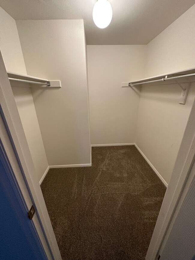 Building Photo - 2244 N Canyon Rd