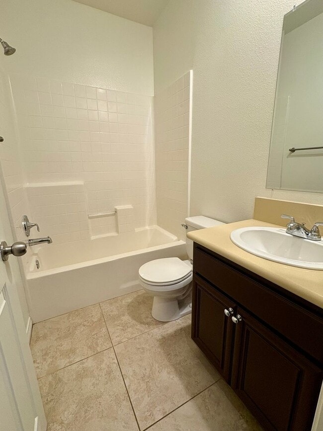 Building Photo - Tri-Level Condo within Walking Distance to The Collection!