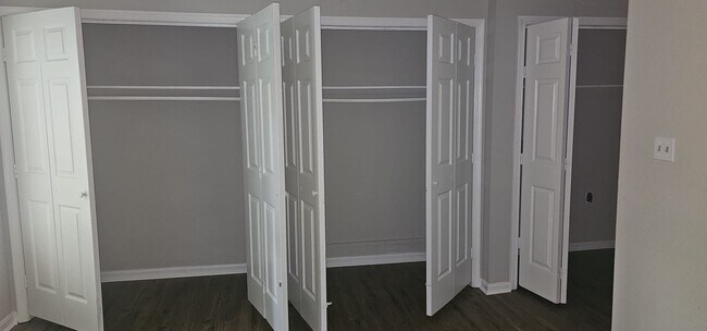Building Photo - 946 S Ridge Ct