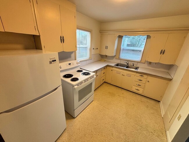 Building Photo - Cozy Two Bedroom Home in Salem