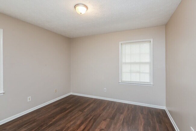 Building Photo - 925 Virginia Ct SE