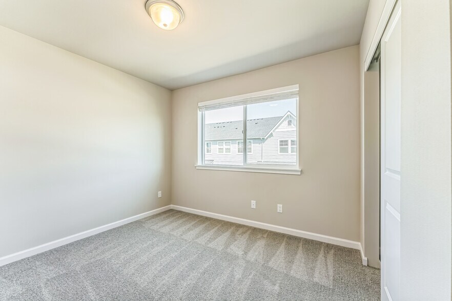 Building Photo - 8457 SE Kinnaman St