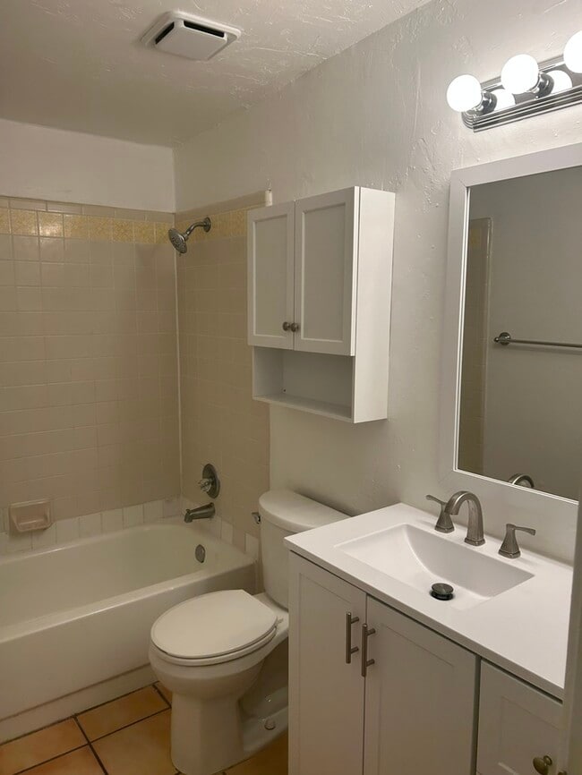 Building Photo - FOR RENT