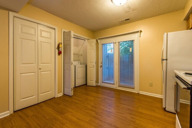Building Photo - 702 E Sherwood Hills Dr
