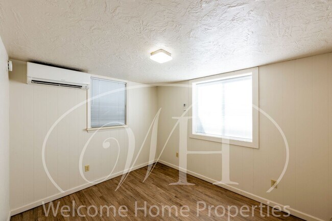 Building Photo - 427 SW Bade Ave