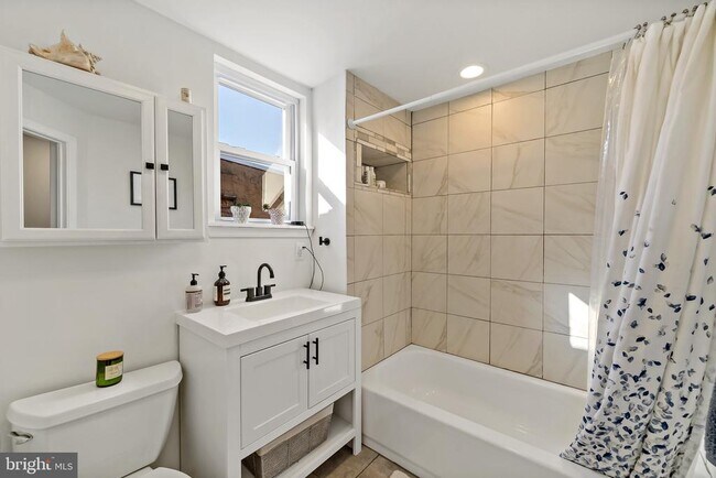 Building Photo - 2648 E Mayfield St