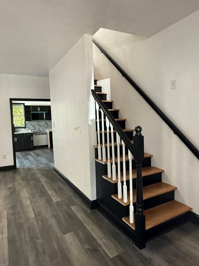 Building Photo - Newly updated 3 Bedroom 1 Bathroom house located in the Hill District!