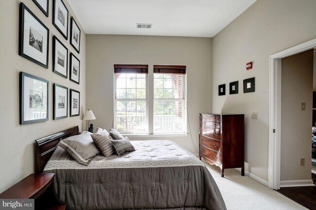 Building Photo - 4950 Brenman Park Dr