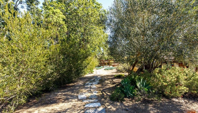 Building Photo - This Beautiful Hacienda Style Home combine...