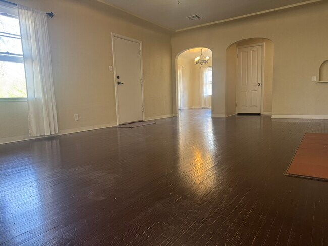 Building Photo - 517 Magnolia Ave