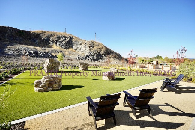 Building Photo - Stunning Modern Townhome in Southern Novato