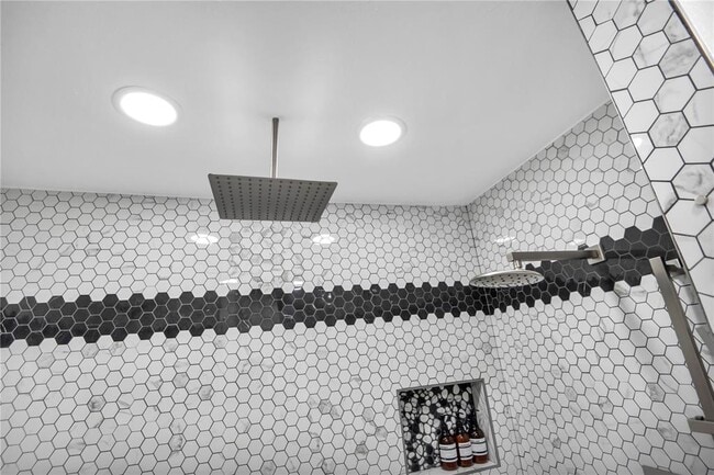 Building Photo - 31 Lands End Ln