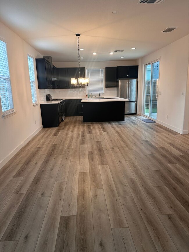 Building Photo - Modern Living in the Heart of Rocklin!