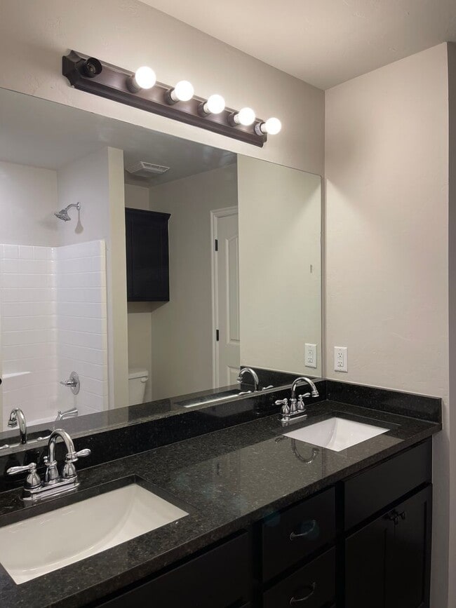 Building Photo - Walk to downtown Edmond!  3 bed 2 bath 2 c...