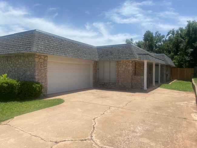 Primary Photo - Updated 3 Bed 2 Bath Duplex in NW OKC