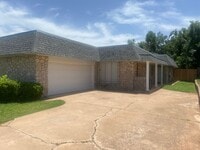 Building Photo - Updated 3 Bed 2 Bath Duplex in NW OKC