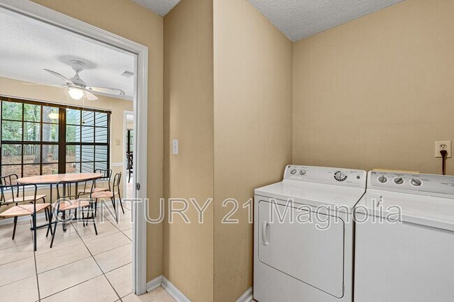Building Photo - 2519 Carriage Creek