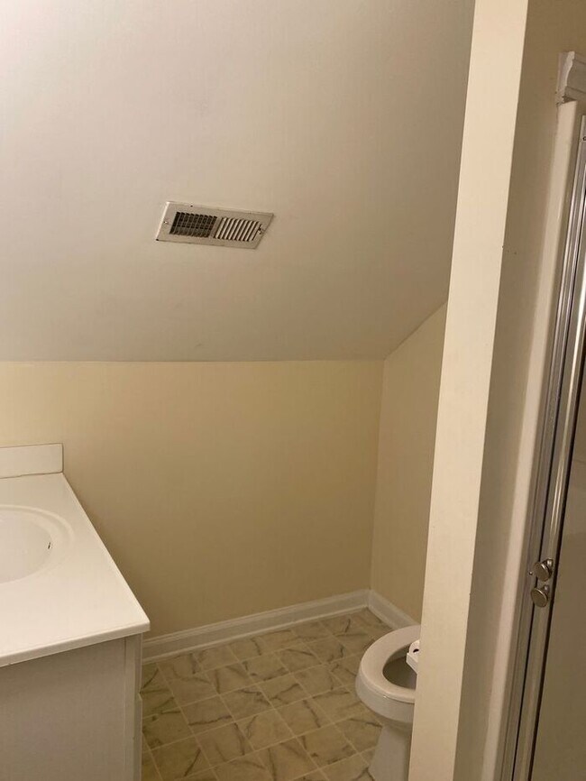 Building Photo - Students Welcome! 4BR home, Open layout, l...