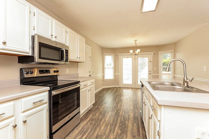Building Photo - 210 St Lukes Ln