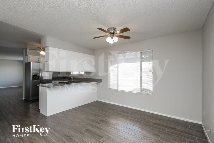 Building Photo - 5909 S Palm Dr