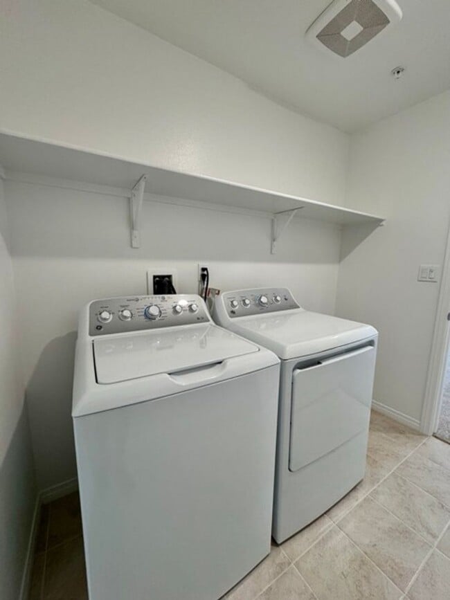 Building Photo - Welcome to Your Brand New 3 Bedroom Solar Home in the Gated Willow Springs Community of Murrieta!