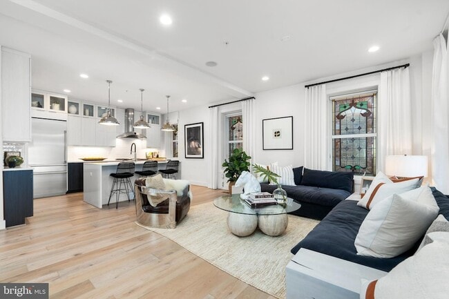 Building Photo - 1015 D St NE