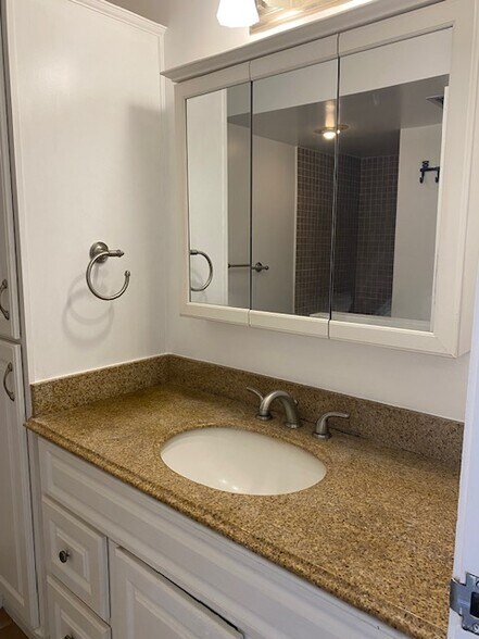 Building Photo - 521 Hahaione St