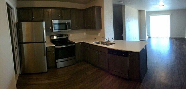 Building Photo - Spacious 3 bedroom, 3.5 bathroom Condo For Rent!
