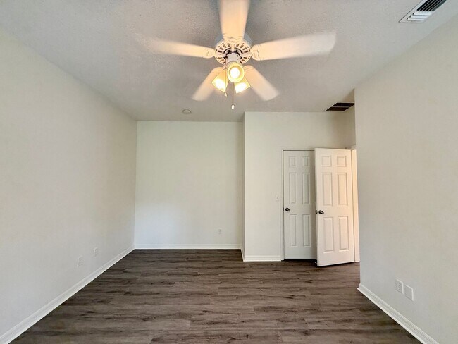 Building Photo - Nice 4/2 Two-Story Home in Seminole County...