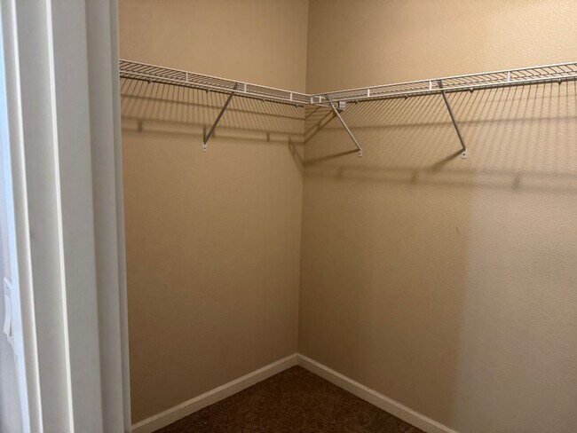 Building Photo - Amazing 3 bedroom home