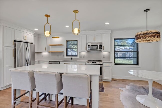 Building Photo - Beautifully furnished short-term rental in Historic Downtown Franklin!