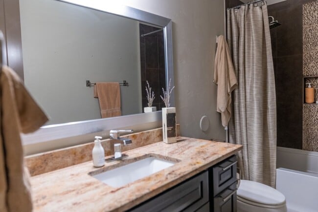 Building Photo - Stunning 4 bedroom, 2,5 bath home in West ...