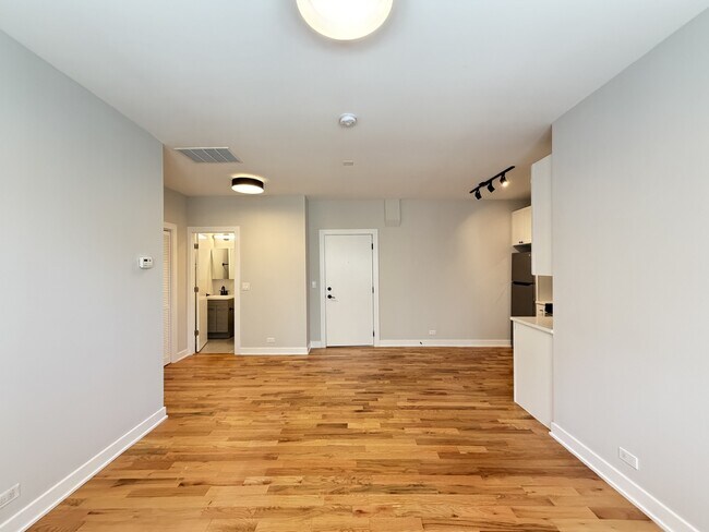 Building Photo - 643 W Wrightwood Ave