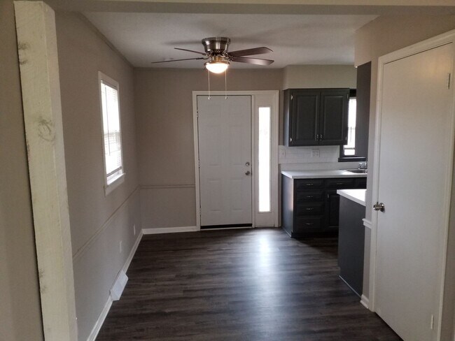 Building Photo - AVAILABLE NOW! Liberty Home 3 Bed 2 Bath 2...
