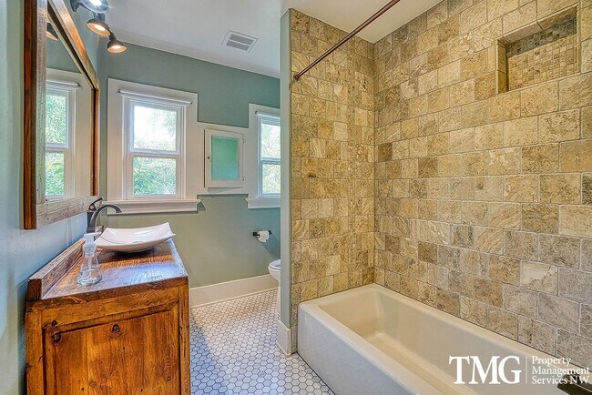 Building Photo - 3 BD SW Portland Home Near Multnomah Village