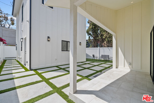 Building Photo - 847 Huntley Dr