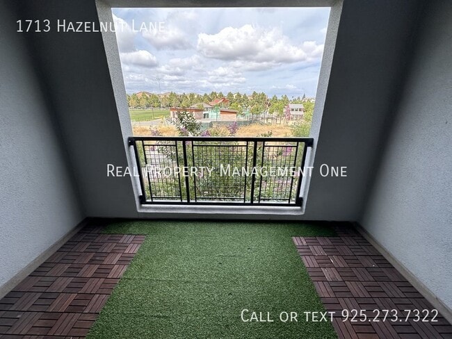 Building Photo - 1713 Hazelnut Ln