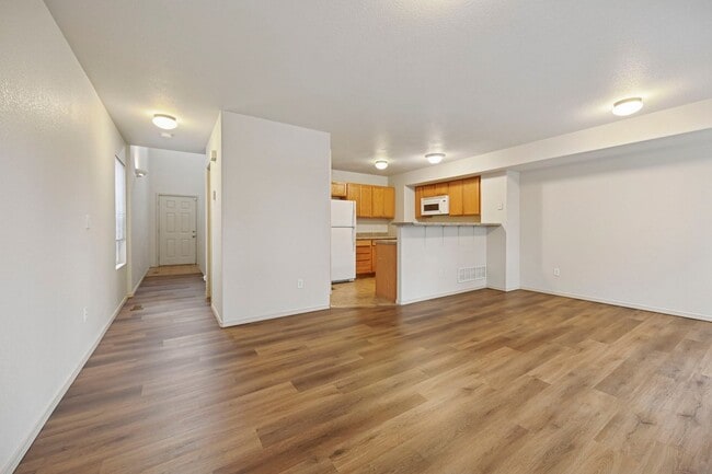 Building Photo - Wonderful End-unit townhome that backs to beautiful open space!