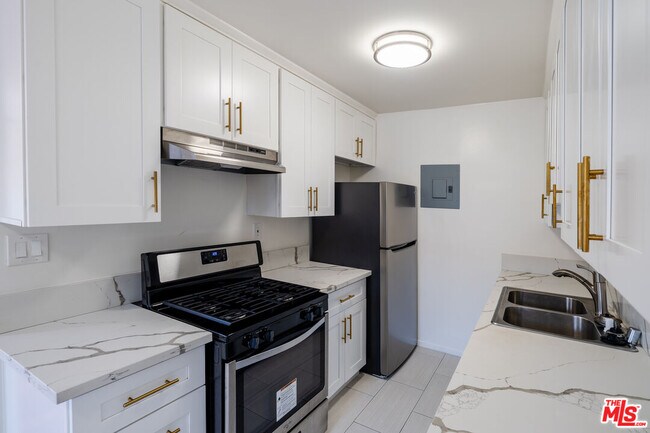 Building Photo - 7209 Willoughby Ave