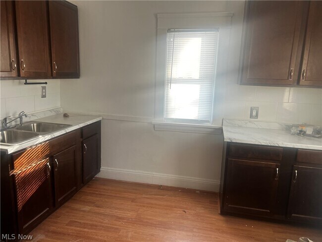 Building Photo - 14208 Kingsford Ave