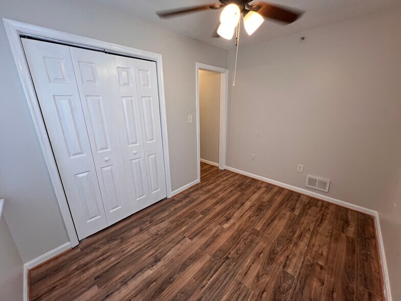 Bedroom 2/Den - 525 W Mosher St